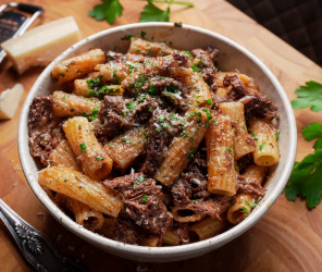 Vegane geschmorte Rinder-Ragout Pasta