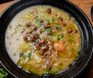 Traditionelle Kartoffelsuppe mit veganem Speck